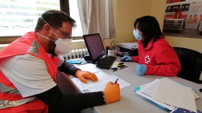 Sílvia Gallart i José Navio a la seu de Creu Roja a Ripoll