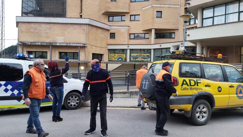 Aplaudiments davant la Fundació Guifré