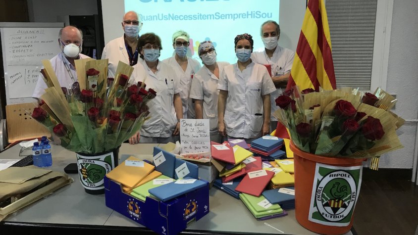 Les roses i llibres que han rebut avui a l'hospital comarcal