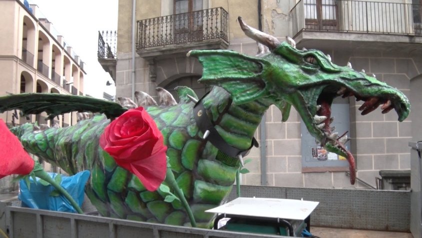 El Drac Lluert s'ha passejat per Ripoll durant la tarda per amenitzar la diada
