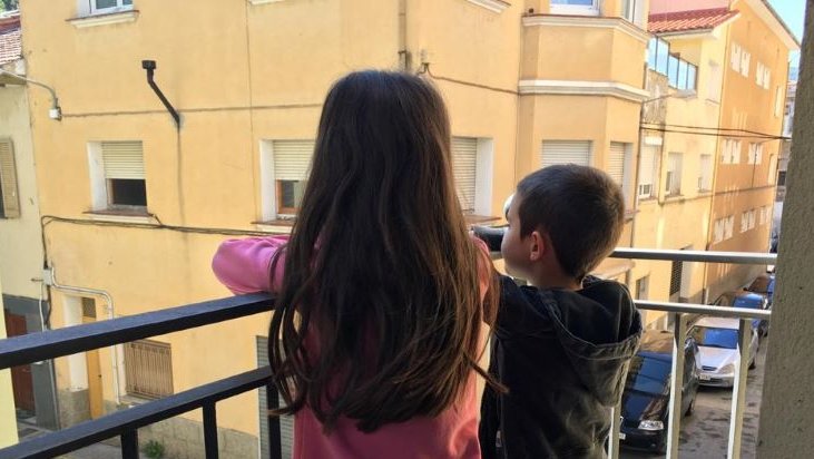Uns nens de Campdevànol al balcó de casa seva aquest matí