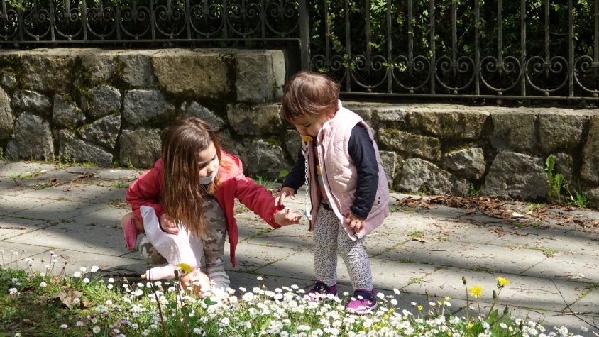 Dos nens jugant al passeig Maristany de Camprodon