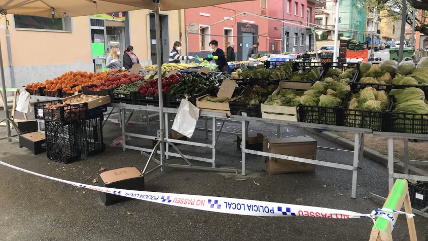 Una parada de fruita i verdura al mercat de Campdevànol d'aquest dimarts