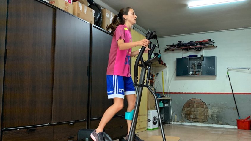 Aina Arxé, entrenant al garatge de casa seva, a Ripoll