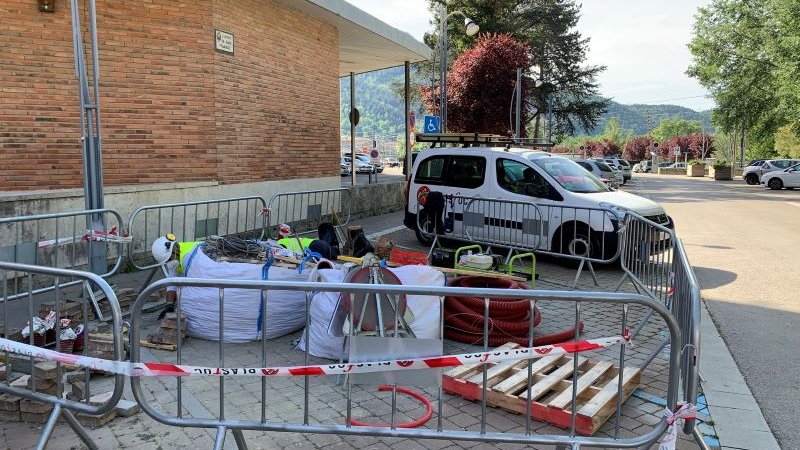 Obres per instal·lar el punt de càrrega al costat del CAP