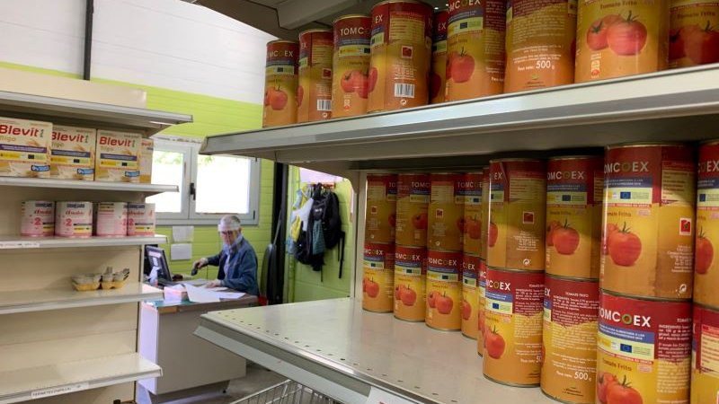 Els usuaris no poden entrar dins el centre per evitar qualsevol contagi de la Covid-19