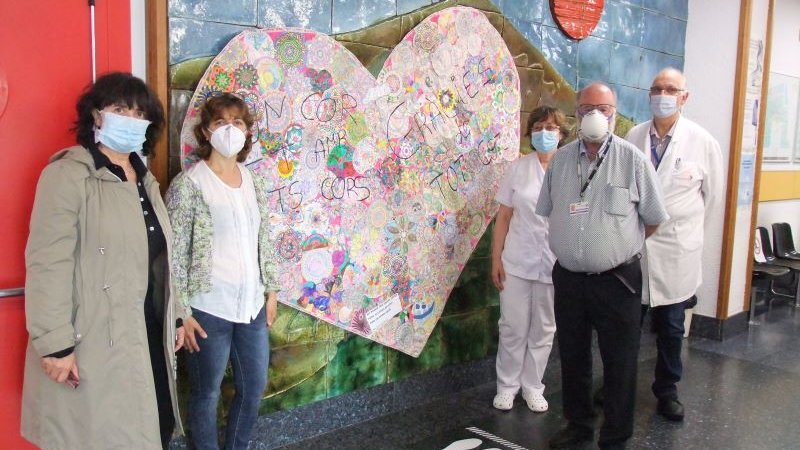 Personal de l'hospital comarcal davant d'una mandala regalada per la Fundació MAP