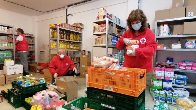 Dissabte de gran activitat al Centre de Distribució d'Aliments, situat al Passeig de la Muralla