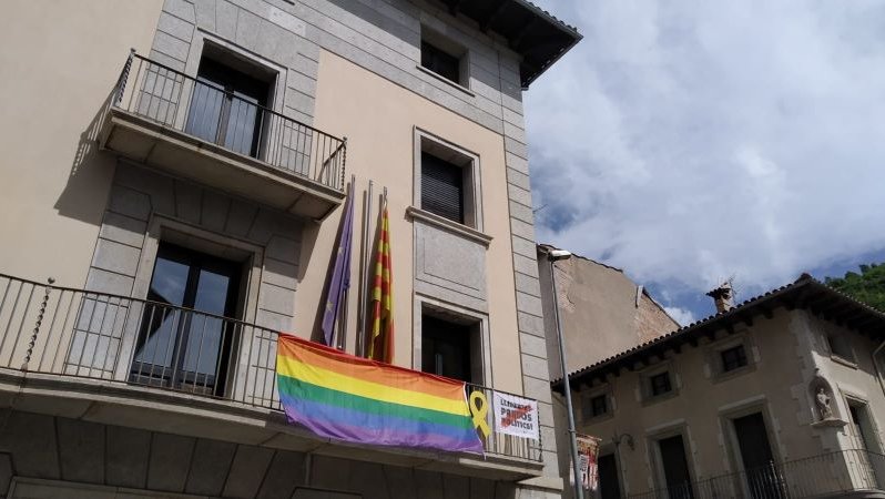 La bandera del col·lectiu LGTBI a la façana del Consell Comarcal del Ripollès