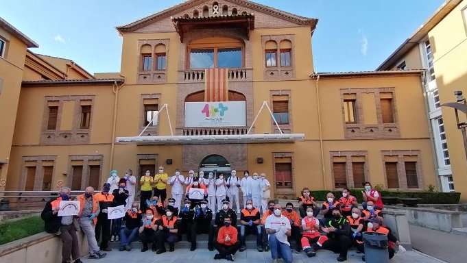Foto de família del personal del centre i els cossos de seguretat