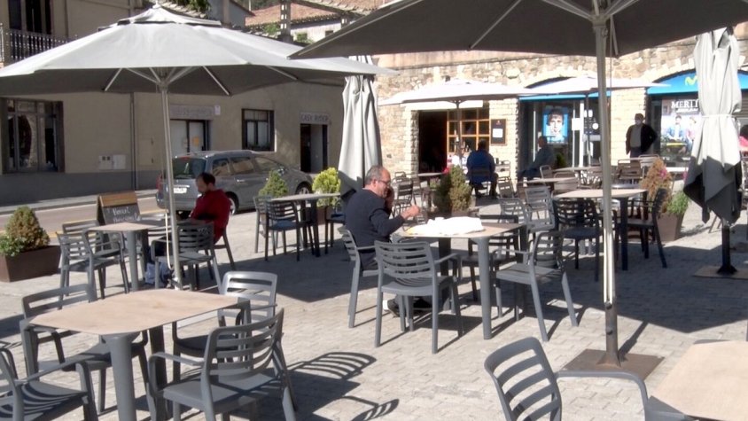 Una terrassa amb els primers clients aquest matí a Ripoll