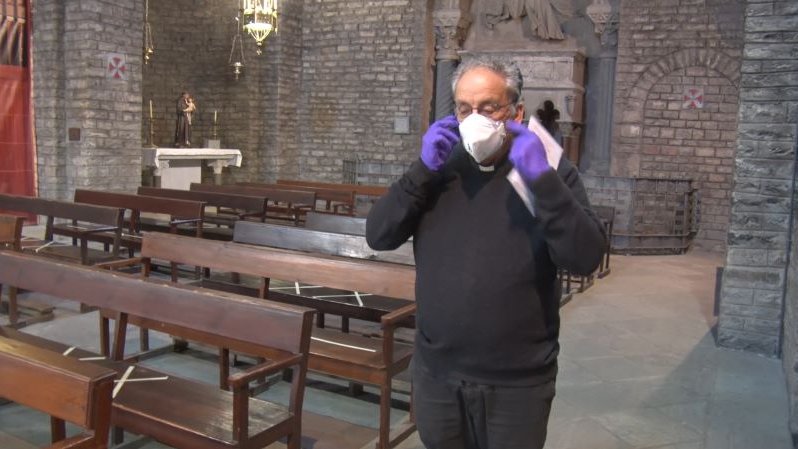 El rector de Ripoll, Joan Carles Serra, amb mascareta a l'interior del temple ahir a la tarda