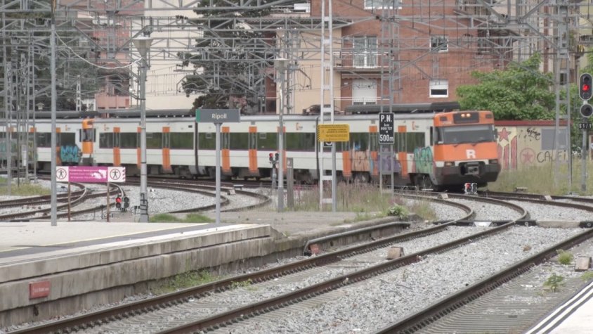 Un tren arribant aquest matí a l'estació de Ripoll provinent de Ribes i Campdevànol