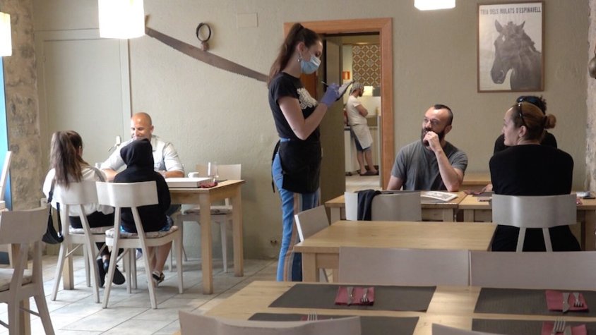 Gent demanant a l'interior d'un restaurant a Camprodon, aquest cap de setmana