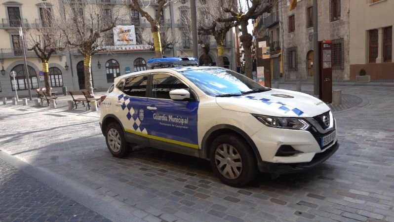 La dotació de la Guàrdia Municipal de Camprodon patrullant
