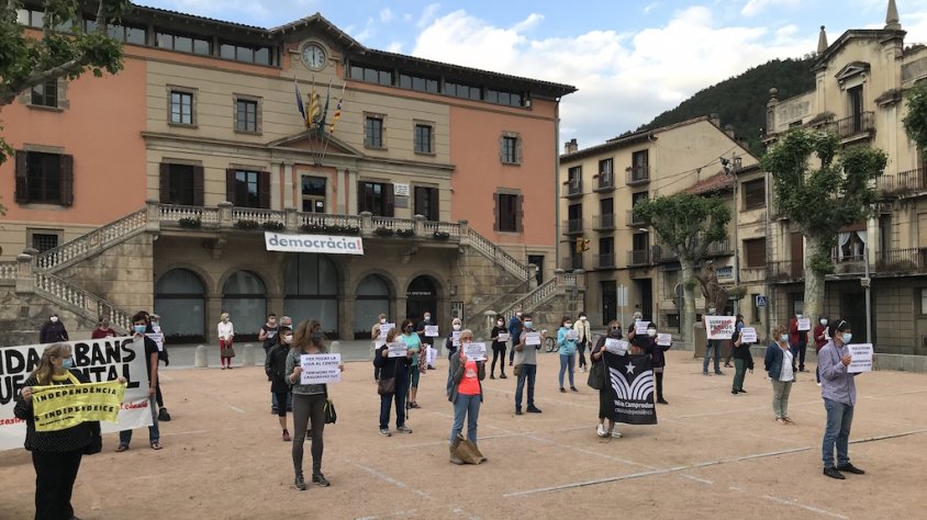 Imatge de la concentració a la plaça de l'ajuntament de Ripoll