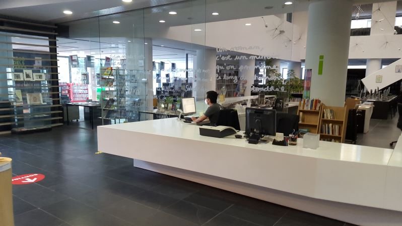 La biblioteca ripollesa espera recuperar més activitat en les properes setmanes