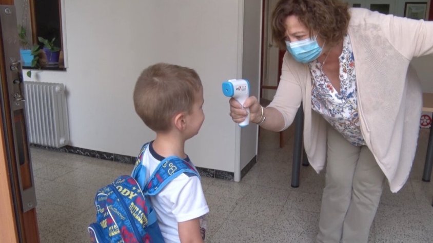 Es pren la temperatura a tots els alumnes abans d'entrar al centre