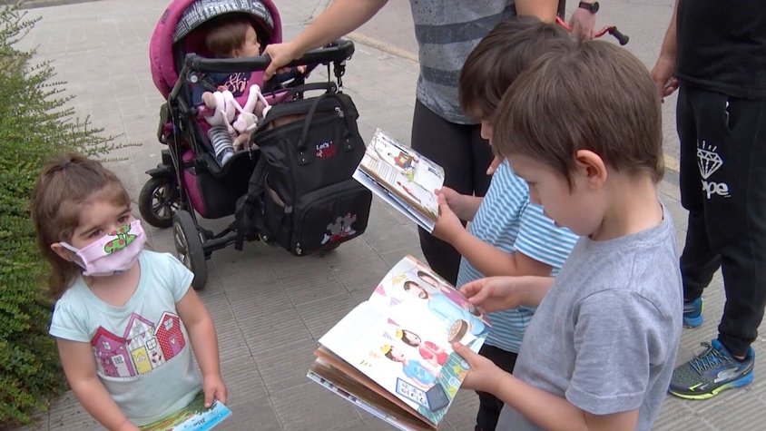 Nens i nenes de Ripoll fullejant el conte