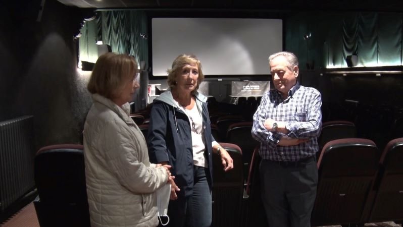 Núria Ribera, al centre, acompanyada per l'administradora, Montse Batallé, i el propietari, Eugeni Casals, ahir a la tarda