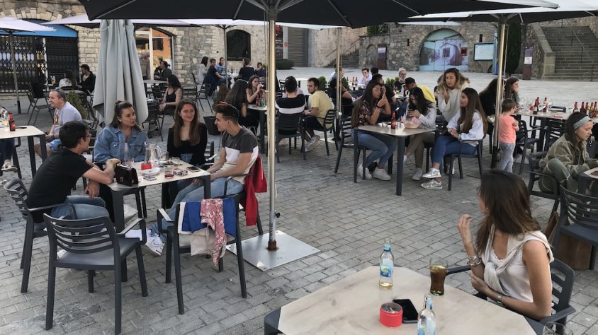 Ambient a una de les terrasses de Ripoll durant el mes de maig