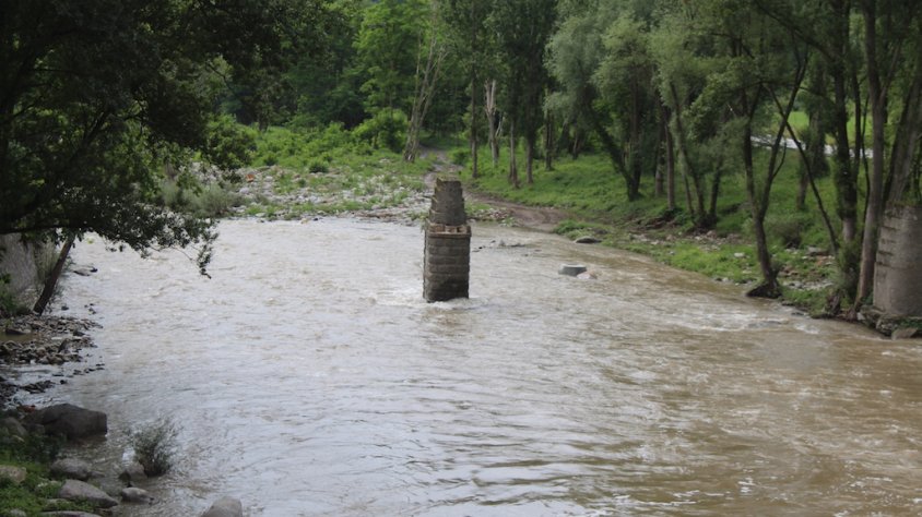 Aspecte del riu Ter al seu pas per Ripoll, aquest diumenge al matí