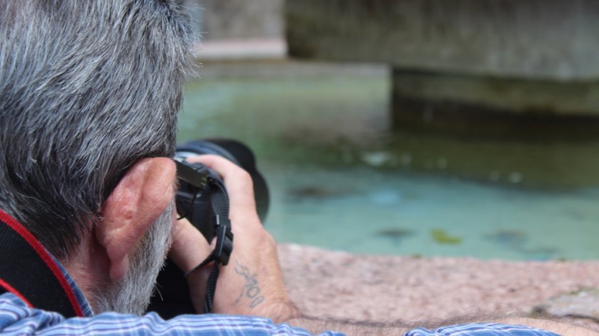 Un dels participants, fent una fotografia aquest dissabte a Sant Joan de les Abadesses
