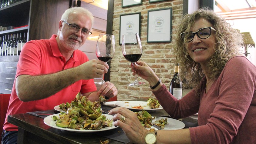 Una parella, dinant en un restaurant de Ripoll aquest cap de setmana