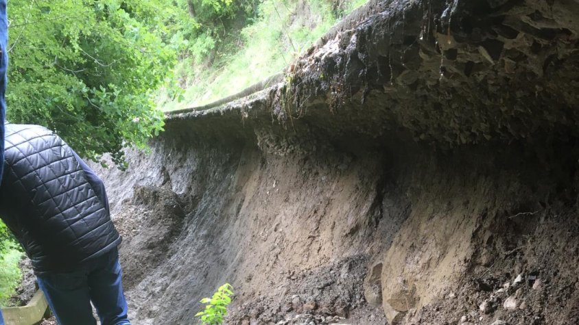Una esllavissada en una carretera de Les Llosses
