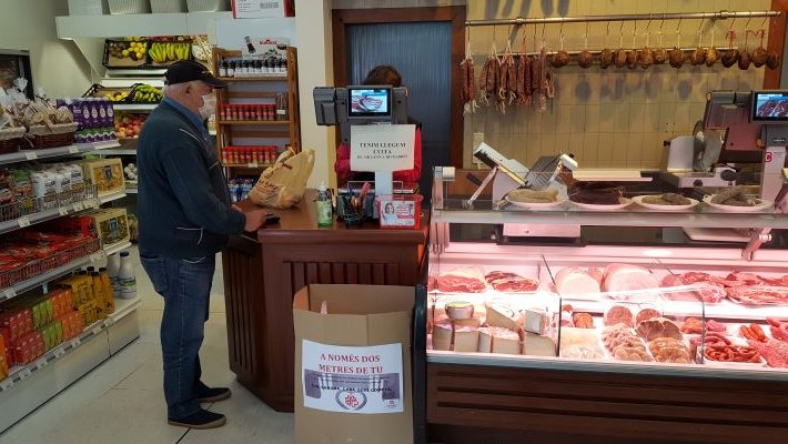 Un veí de Sant Pau de Segúries fent la compra a Casa Batlle