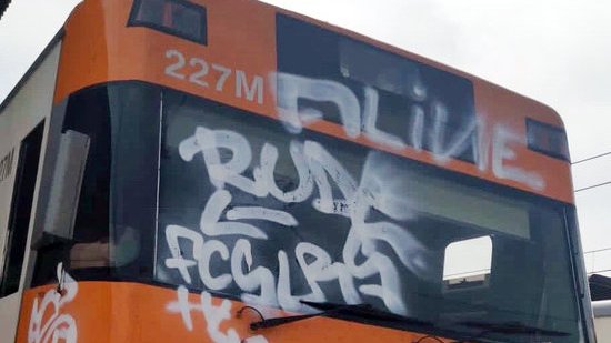El grafiti al vidre de la cabina que ha impedit circular el tren de la R3