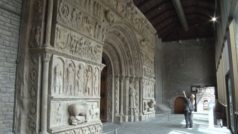Una parella gaudint de la joia del romànic