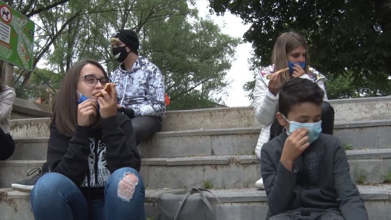 Els participants al projecte Rossinyol han gaudit d'un berenar al passeig Mestre Guich