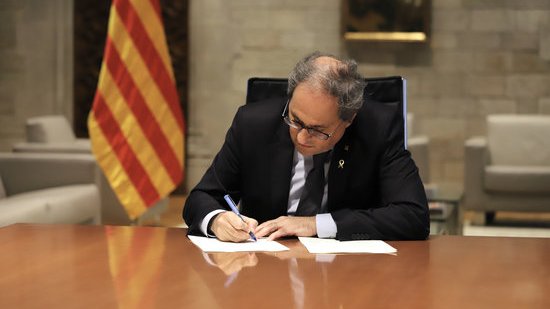 El president, Quim Torra, en el moment de la signatura del decret
