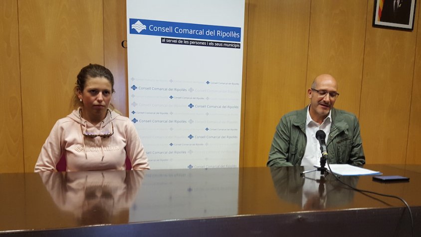 Clàudia Tremps presentant el repte al costat del conseller comarcal d'esports Josep Estragués