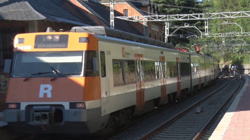 Un tren para a l'estació de Ribes de Freser per continuar el trajecte amb autobús