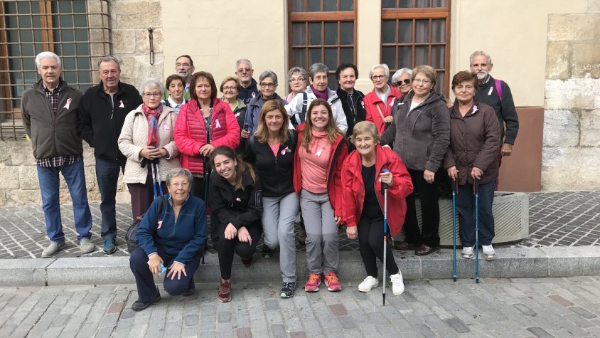 Foto de família dels participants a la caminada, tots amb el llaç rosa