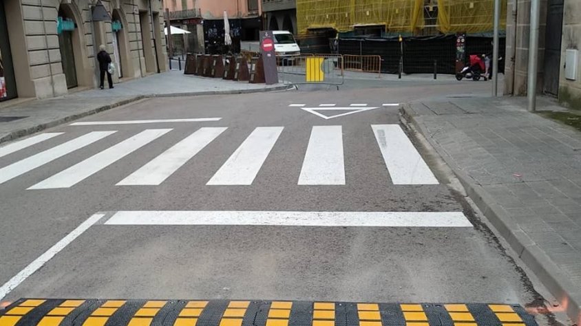 La nova senyalització, al pont de l'Arquet de Ripoll