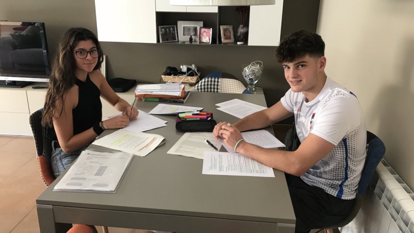 La Júlia i en Miguel, estudiant per la selectivitat