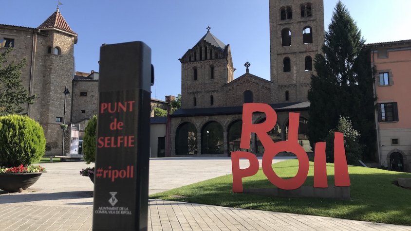 El punt permet fer-se una autofoto amb el Monestir de Santa Maria de fons