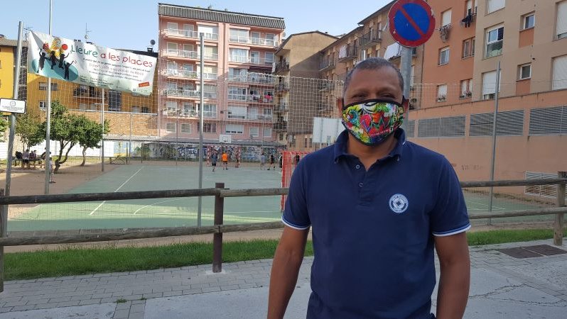 Douglas Varela davant la pista poliesportiva de la plaça de la Sardana