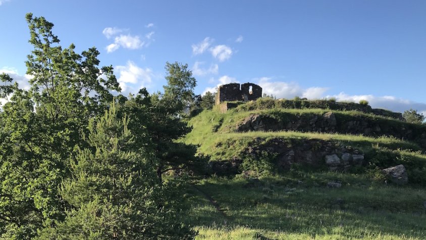 La visita és de 2 hores i s'han de superar 220 metres de desnivell fins a l'ermita