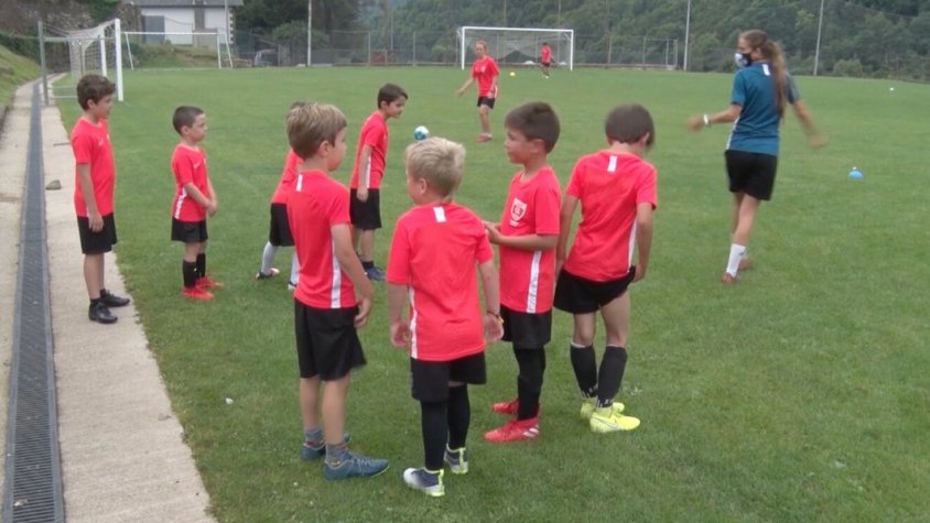 Participants del campus al camp de futbol de Ribes