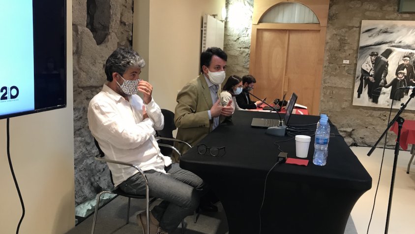 Àlex Rocas i Diego Moxó, de l'Agència Catalana de l'Aigua, intervenint al Consell d'Alcaldes de dimarts