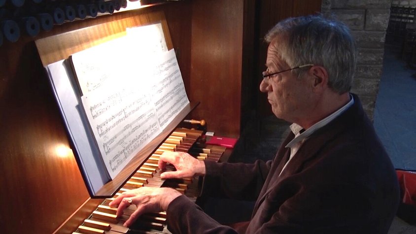 Modest Moreno tocant l'orgue del Monestir de Ripoll