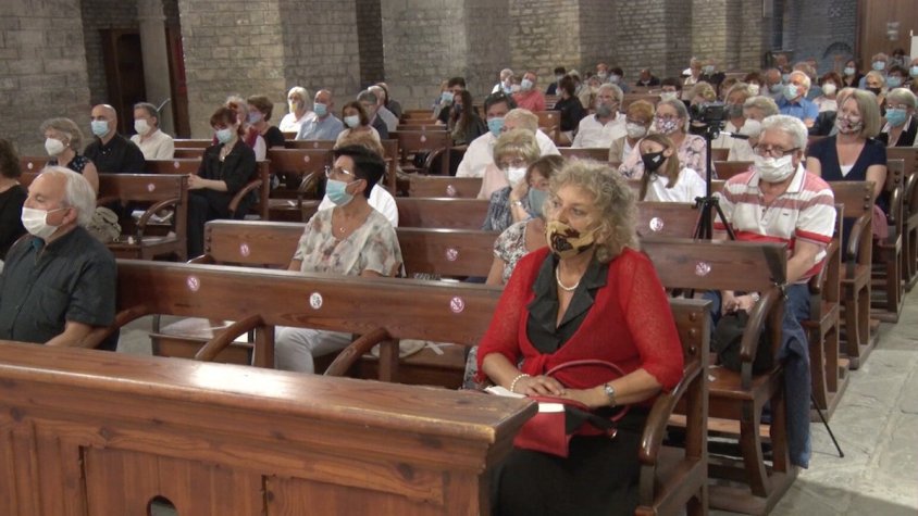 El públic gaudint del concert dels professors del curs al Monestir