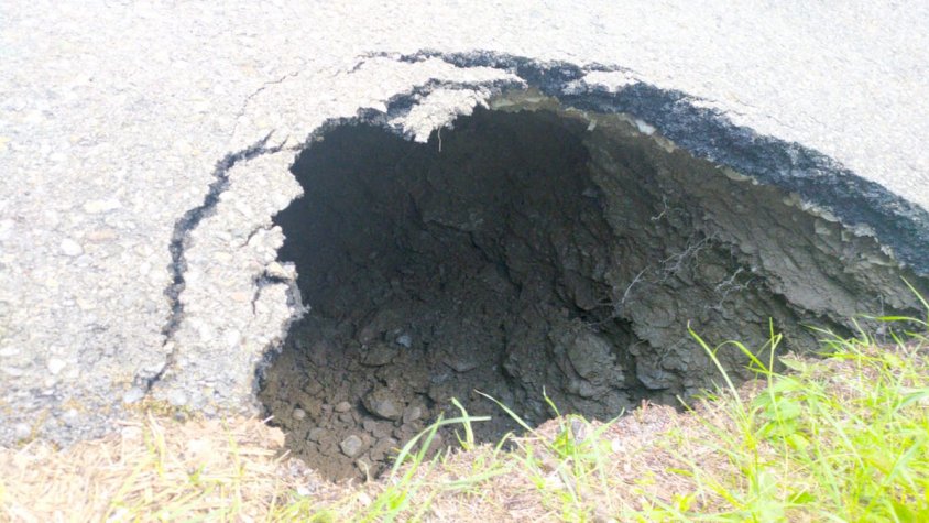 L'esvoranc que ha fet que es tallés la carretera de Fontalba