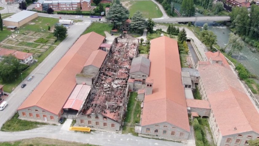 Estat d'una de les naus de Tensión Textil després de l'incendi provocat per un llamp