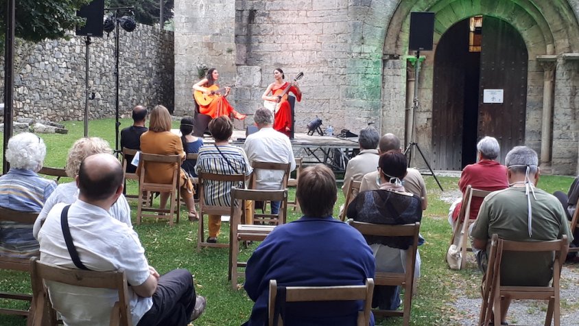 El concert es va celebrar davant el monestir