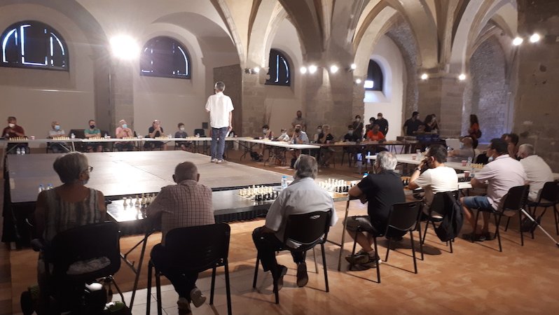 Les partides simultànies d'escacs es van celebrar a l'esglèsia de Sant Pere de Ripoll